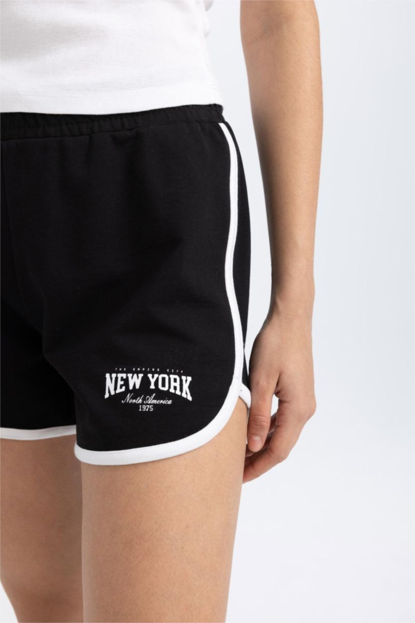 نساء أسود شورت قصير بطبعة شعار من DeFactoFit