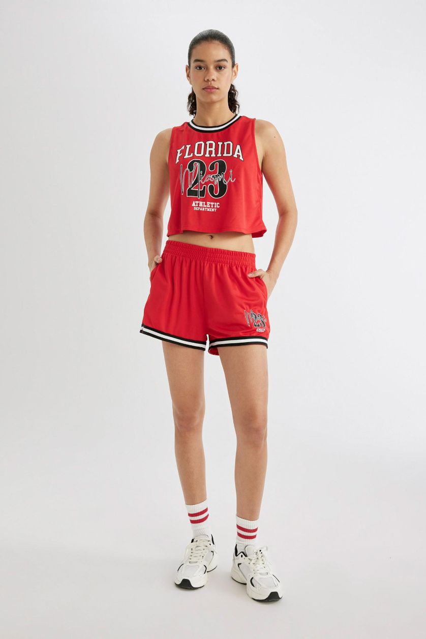 حريمي أحمر شورت قصير قصة عادية