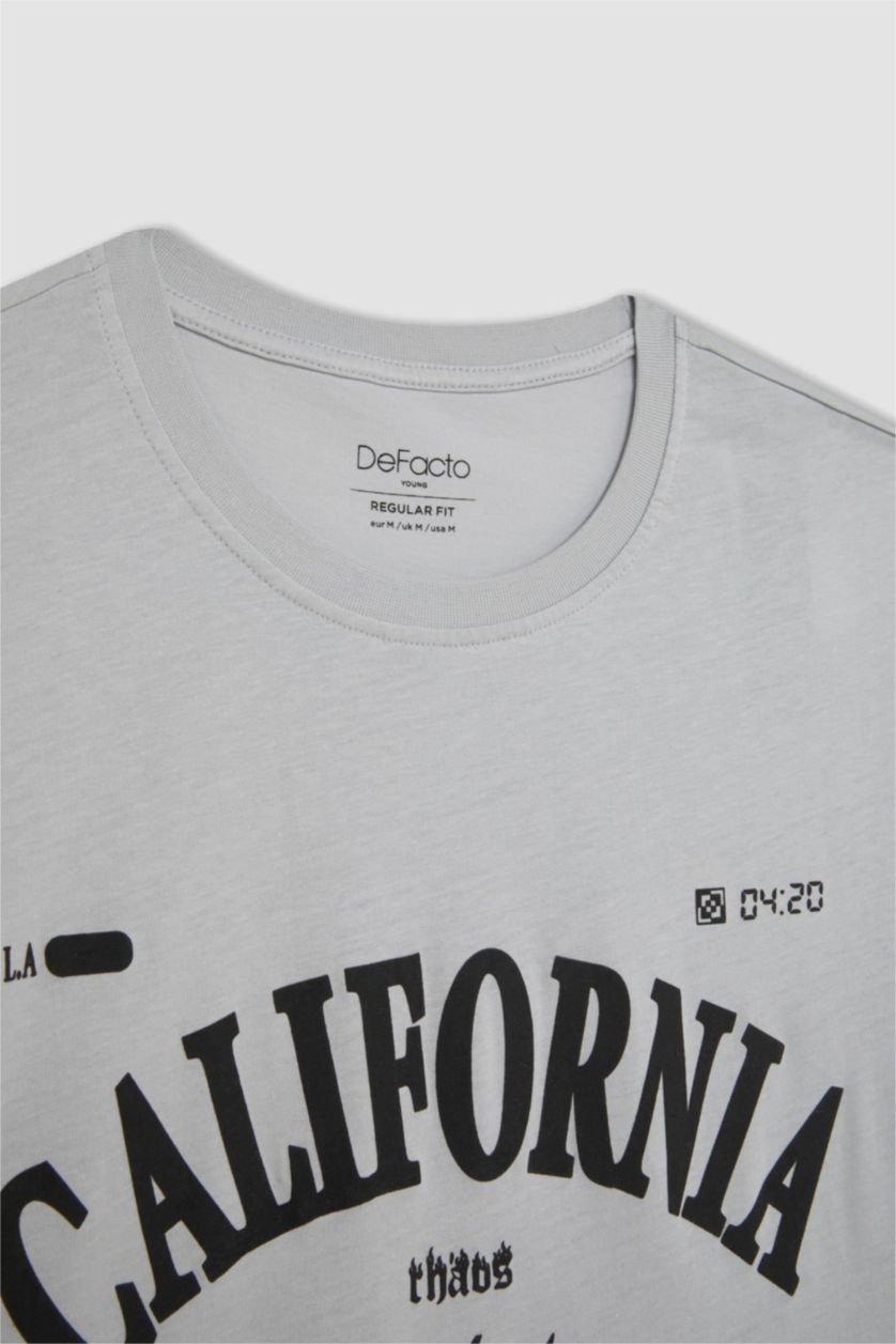 رجال رمادي فاتح تي شيرت نص كم مطبوع بياقة مستديرة وقصة عادية