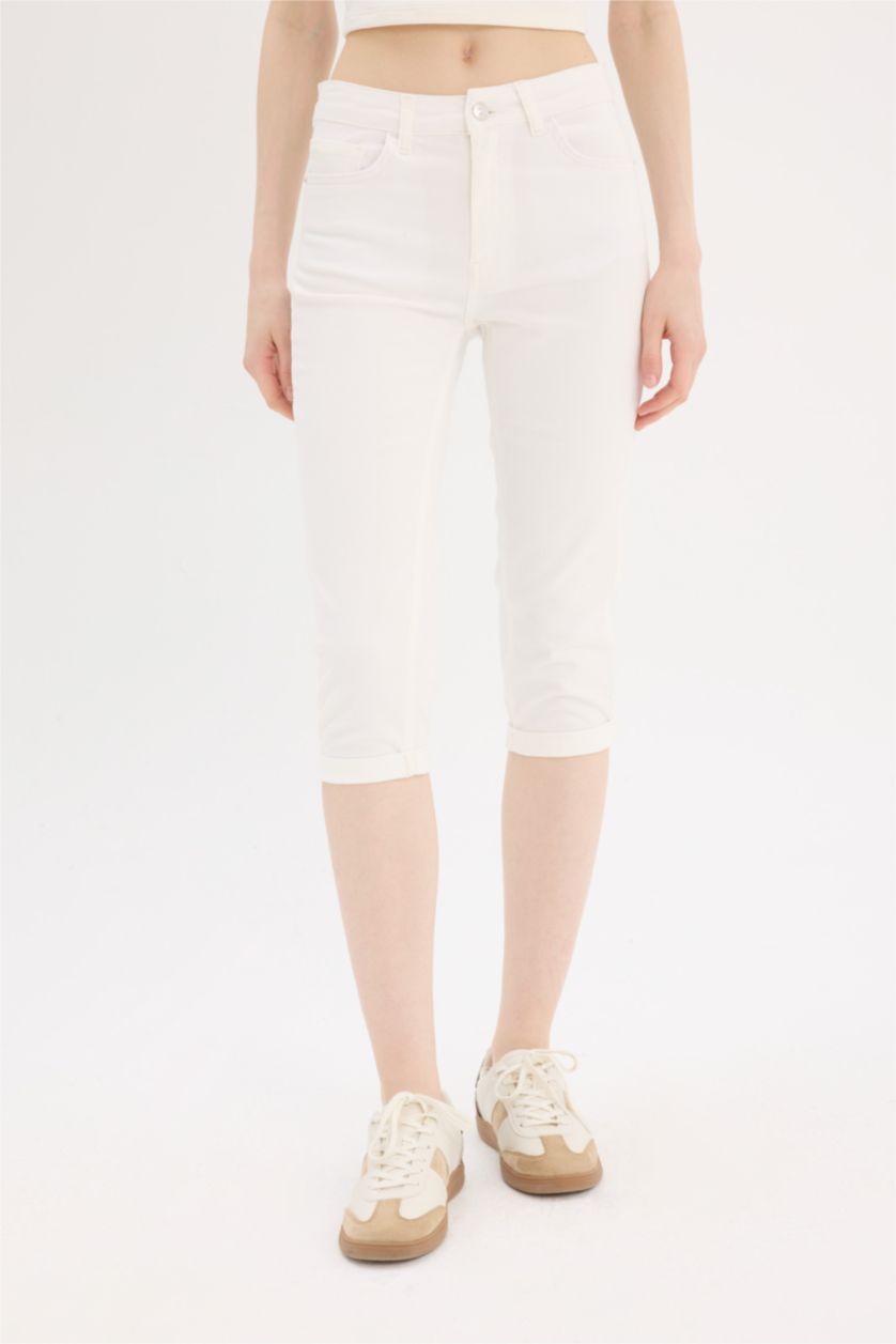 WOMAN White Normal Waist Woven Capri
