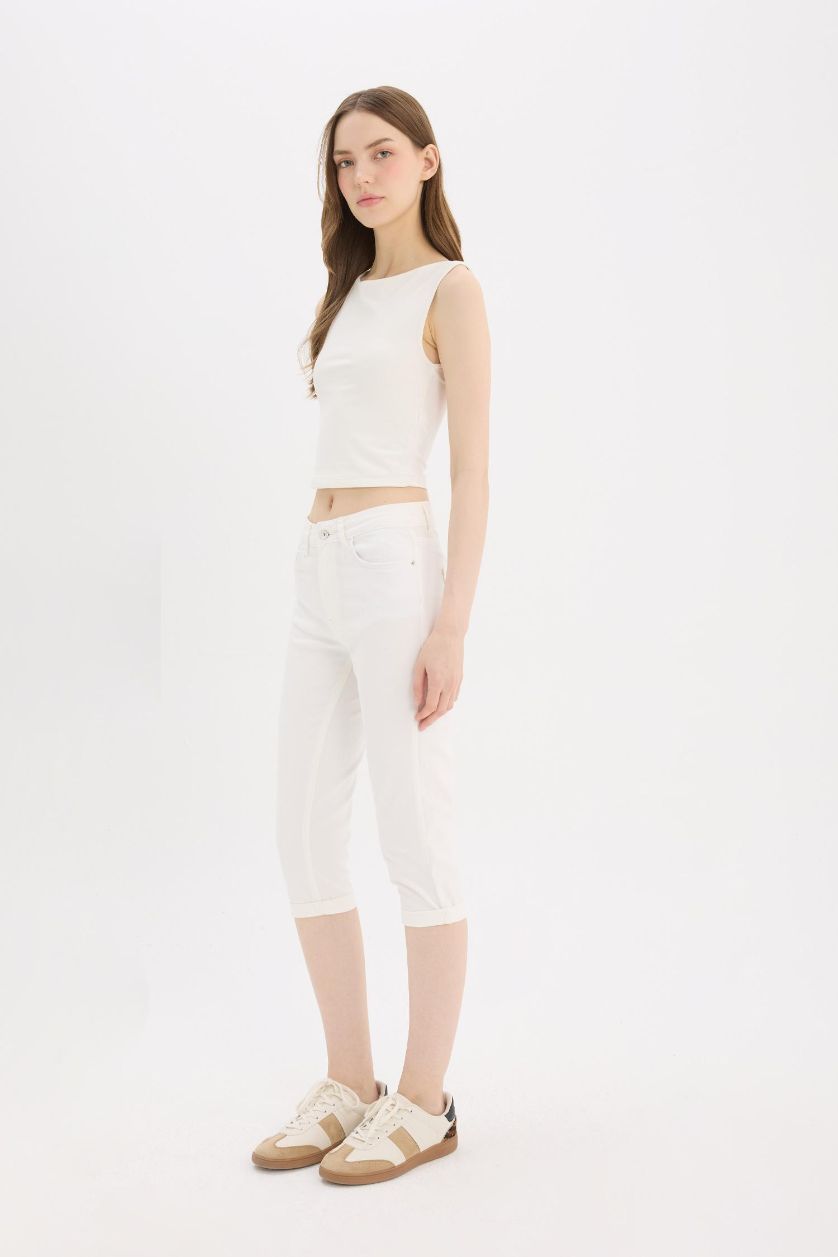 WOMAN White Normal Waist Woven Capri