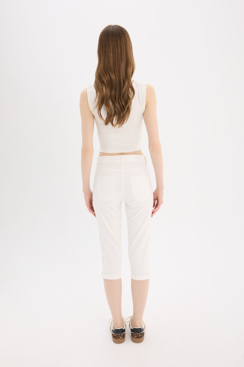 WOMAN White Normal Waist Woven Capri