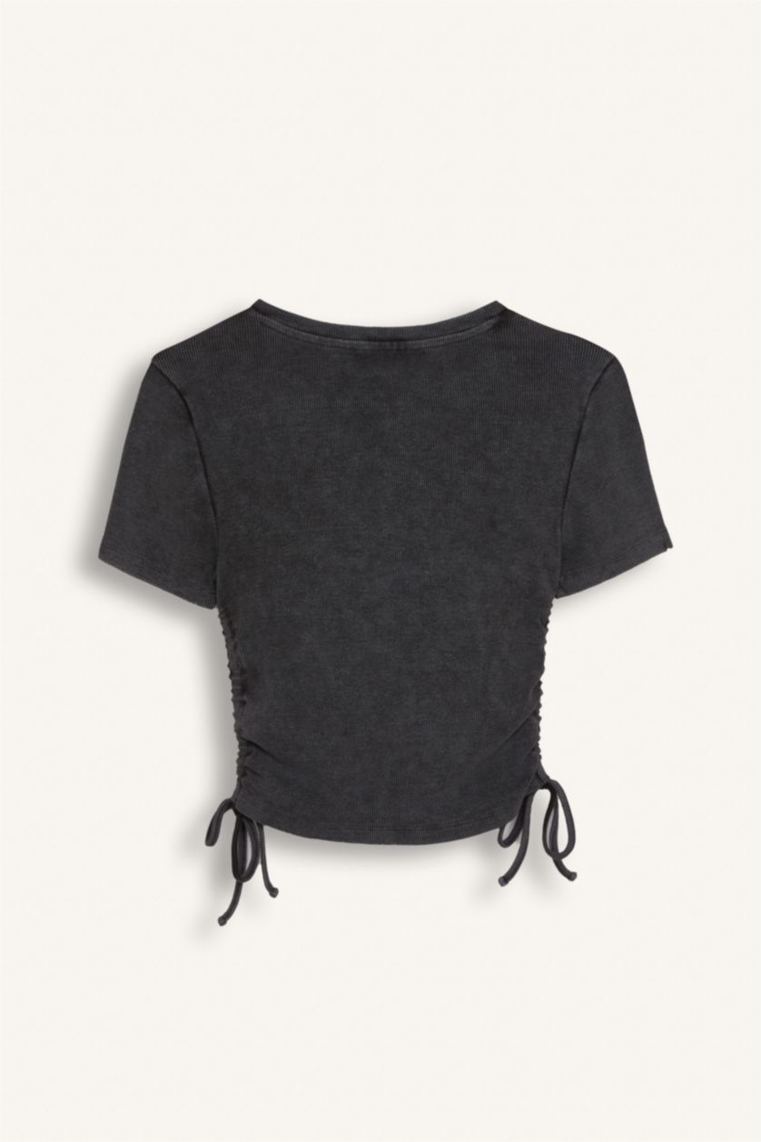 Kadın Antrasit Fitted Bisiklet Yaka Büzgü Detaylı Kısa Kollu Yıkamalı Soluk Efektli Tişört