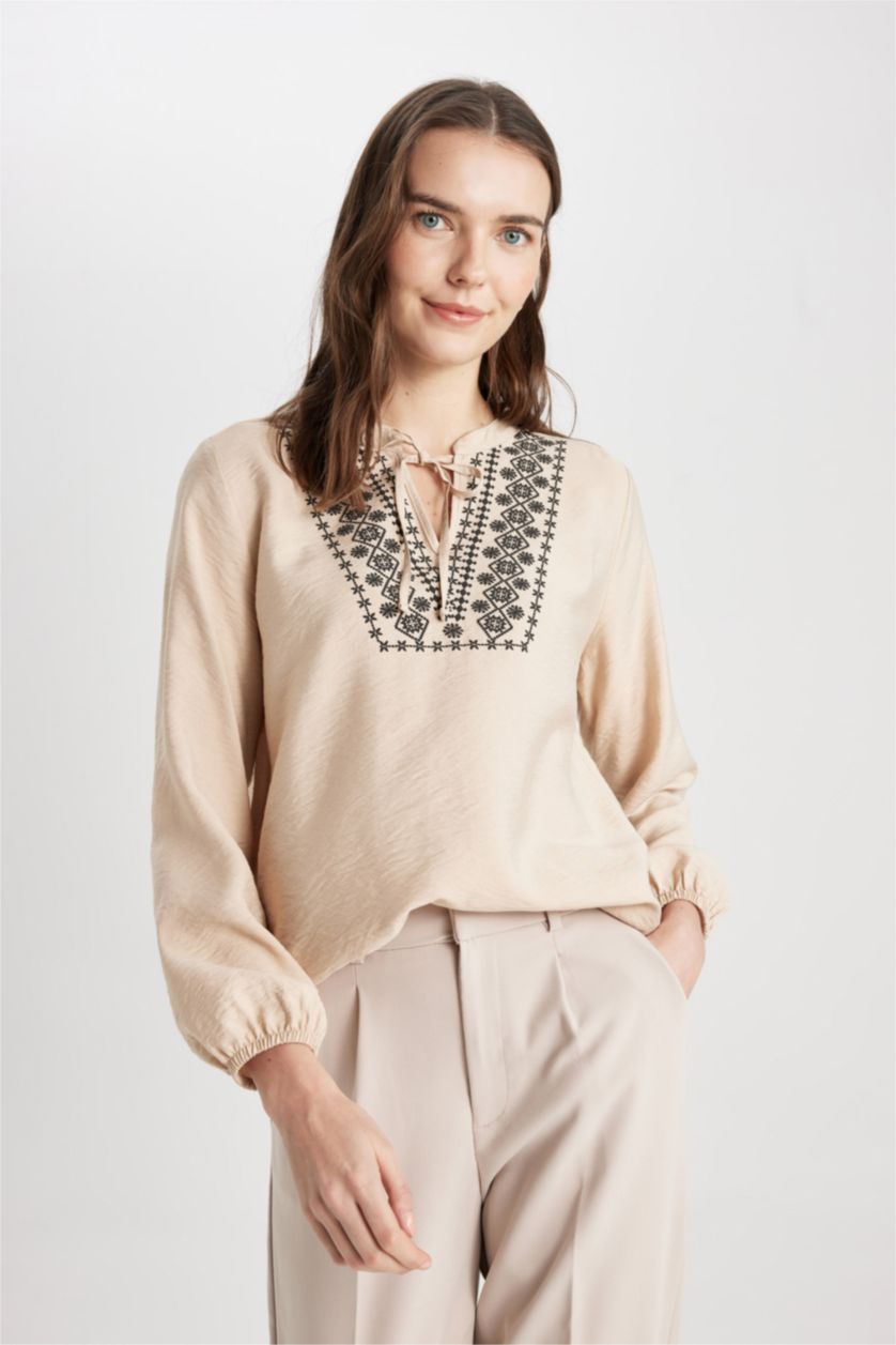 FEMME Beige Blouse coupe régulière à Manches Longues et Col Rond