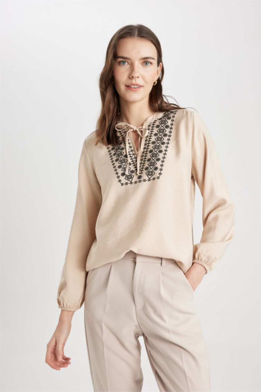 FEMME Beige Blouse coupe régulière à Manches Longues et Col Rond