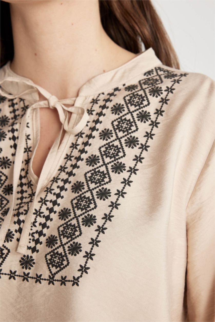 FEMME Beige Blouse coupe régulière à Manches Longues et Col Rond