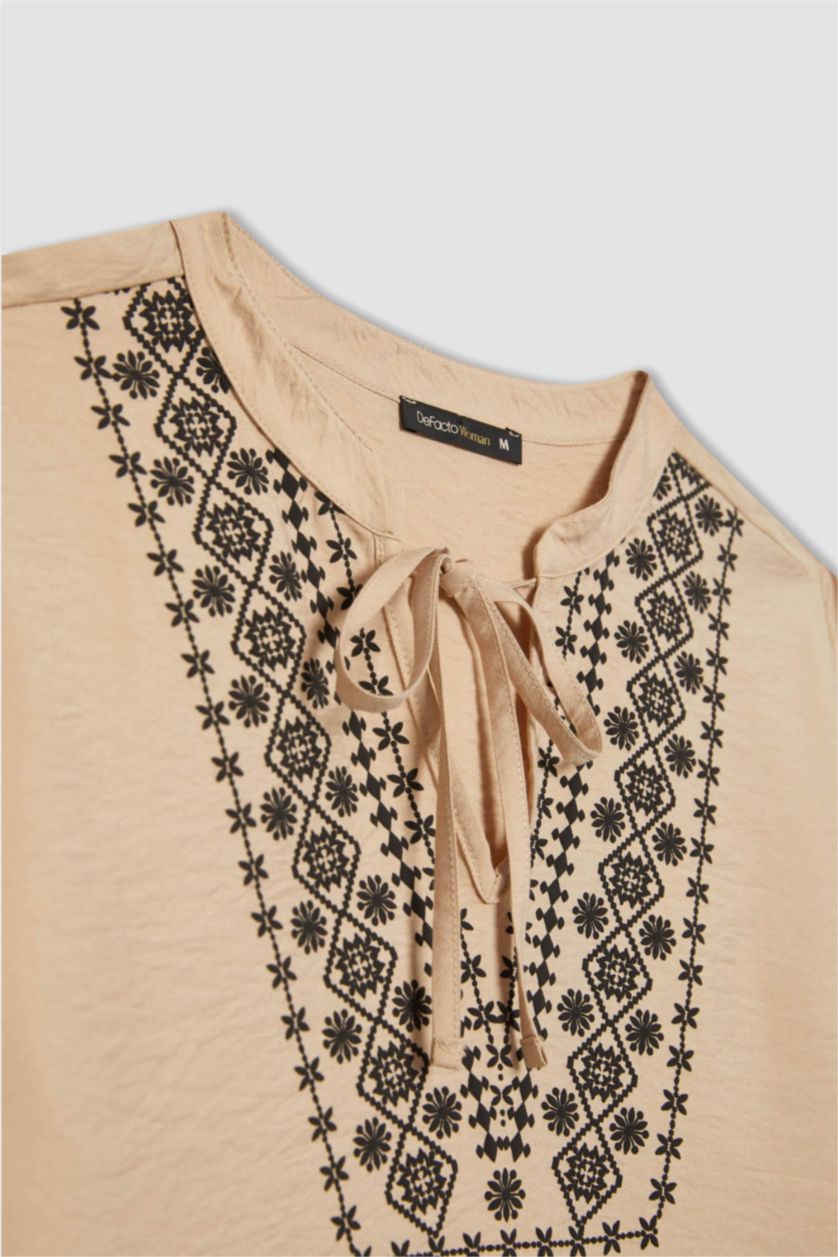 FEMME Beige Blouse coupe régulière à Manches Longues et Col Rond