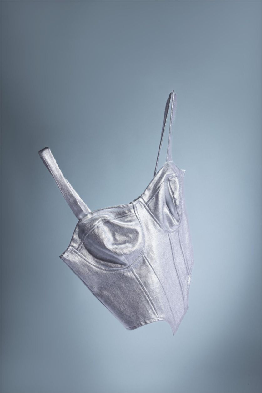 Kadın Ekru Melanj Kalp Yaka Korse Görünümlü Parlak Kumaş Askılı Bluz