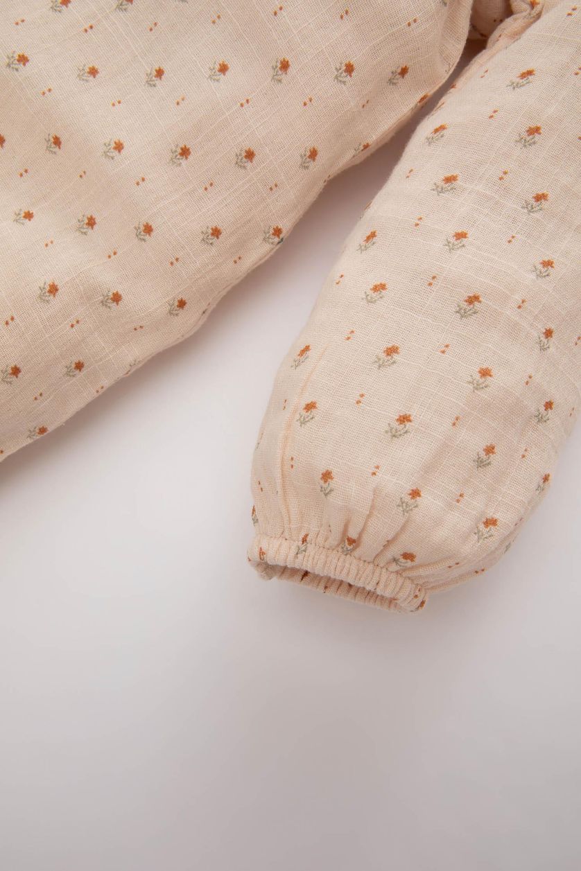 طفلة صغيرة بيج فاتح جمبسوت بناتي بنقشة الزهور حديثي الولادة