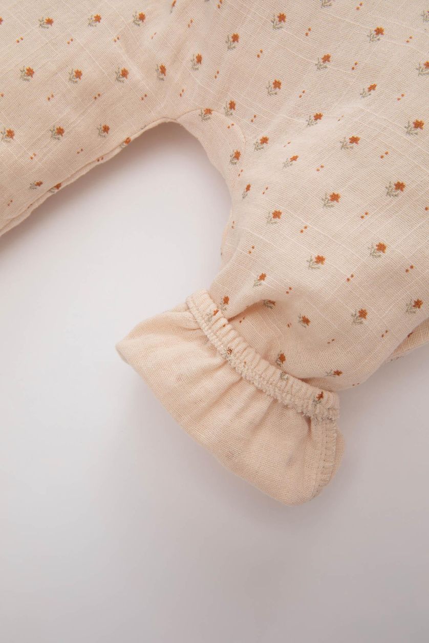 طفلة صغيرة بيج فاتح جمبسوت بناتي بنقشة الزهور حديثي الولادة