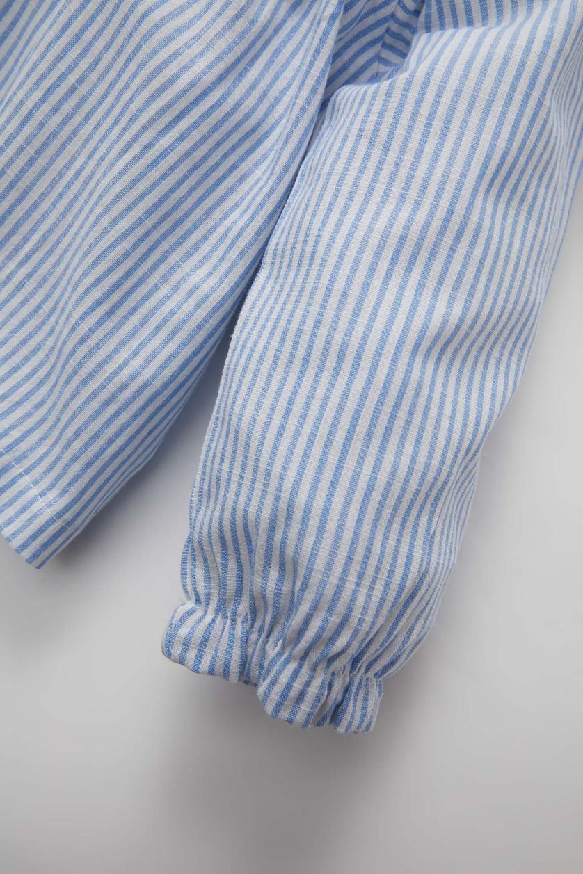 طفلة صغيرة أزرق فاتح قميص مخطط بناتي كم طويل قصة عادية وياقة بيبي