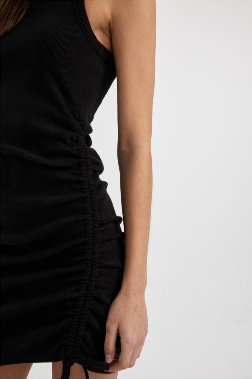 نساء أسود فستان قصير بدون ردن مضلع بوديكون بياخة مدورة