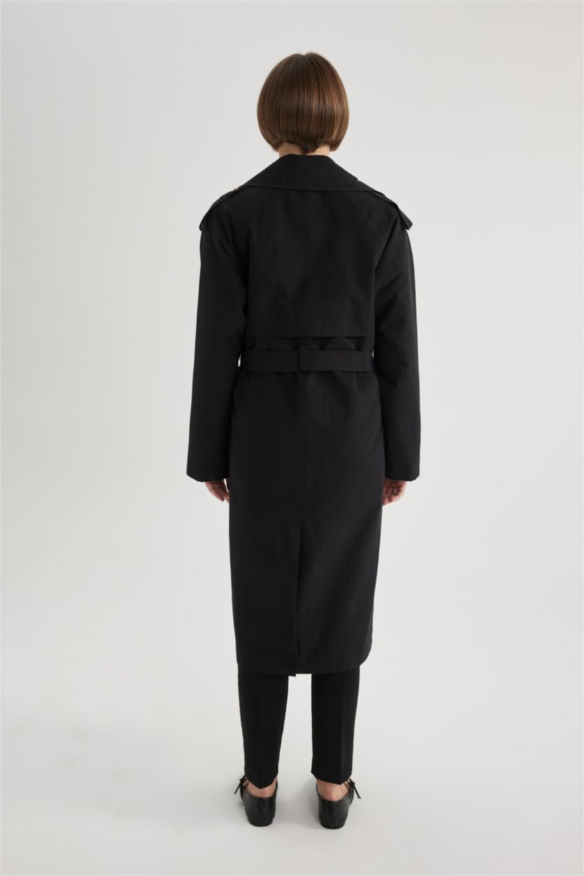 Kadın Siyah 	Su İtici Uzun Trençkot Kruvaze Yaka Düğmeli Cepli Apoletli Rüzgarlık Detaylı Kemerli Mevsimlik