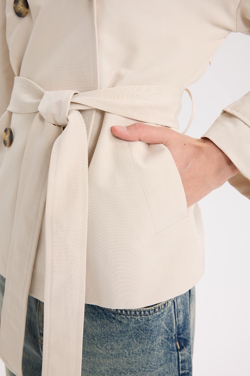 Kadın Kum Su Geçirmez Kısa Mevsimlik Trençkot Kruvaze Yaka Düğmeli Cepli Apoletli Kemerli