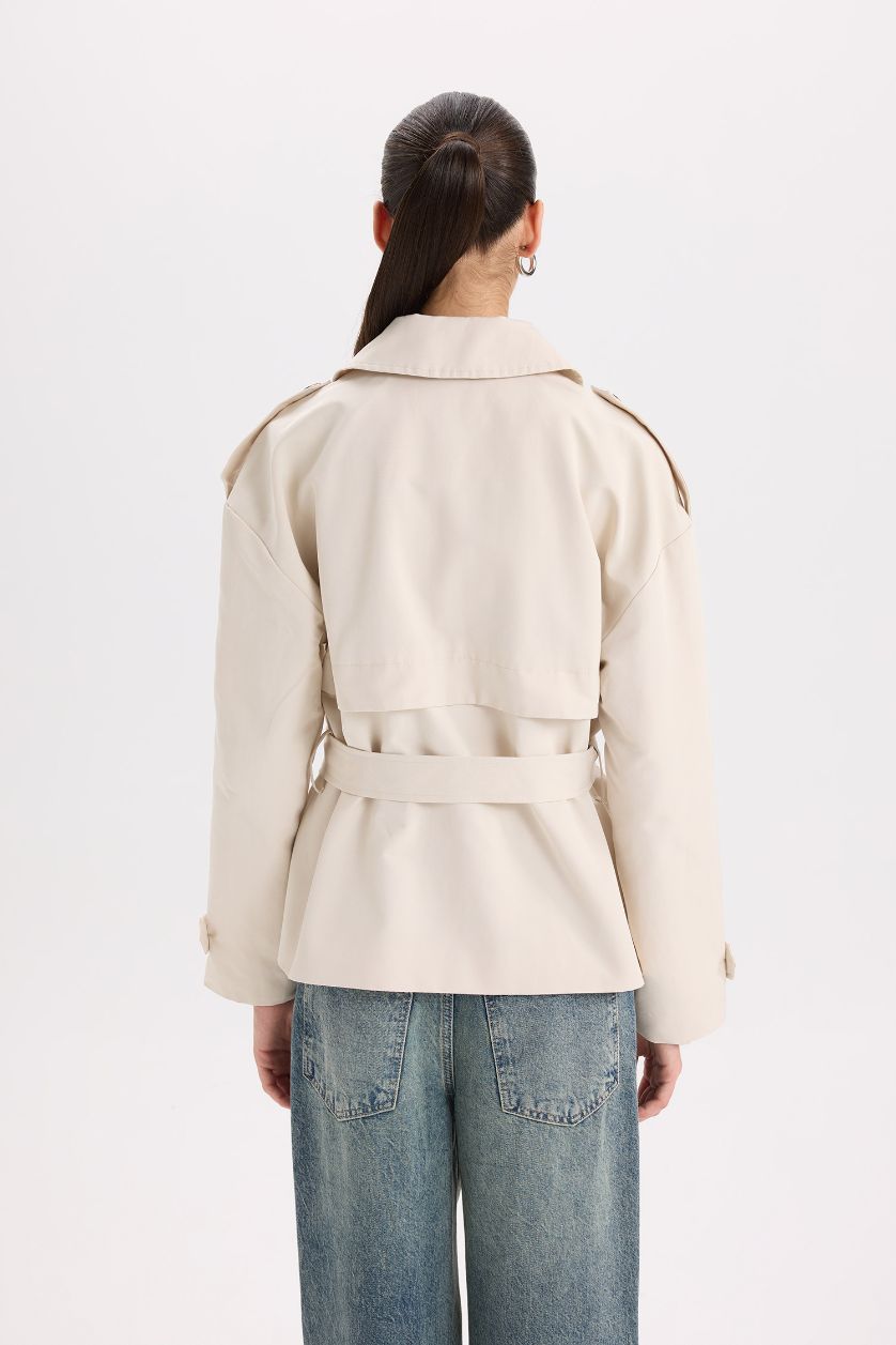 Kadın Kum Su Geçirmez Kısa Mevsimlik Trençkot Kruvaze Yaka Düğmeli Cepli Apoletli Kemerli