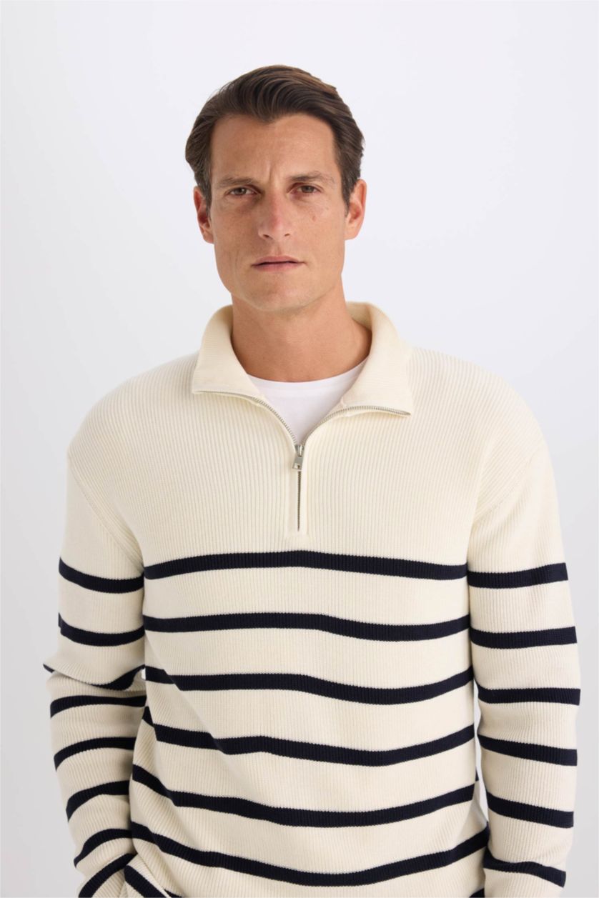 Erkek Ekru Standart Fit Normal Kesim Dik Yaka Fermuarlı Çizgili Triko Kazak