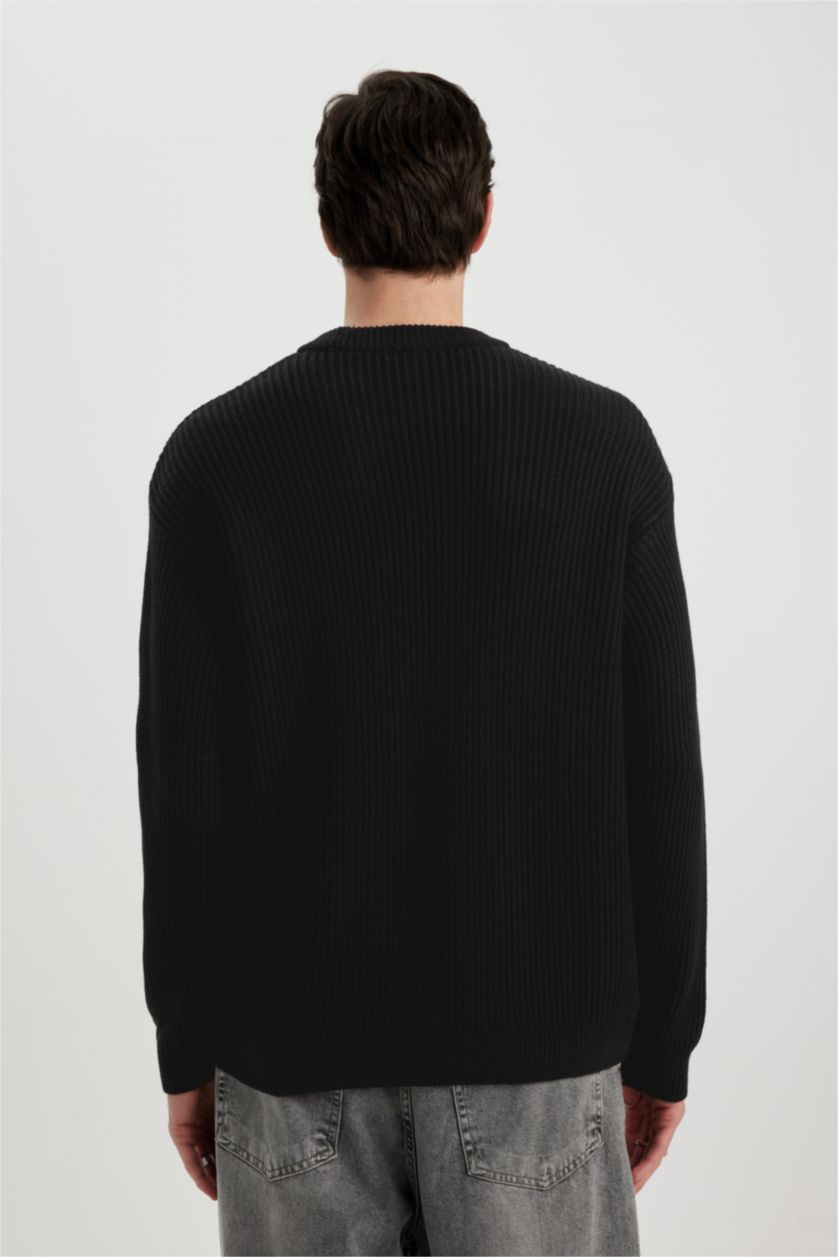 رجال أسود بلوفر واسع برقبة مستديرة