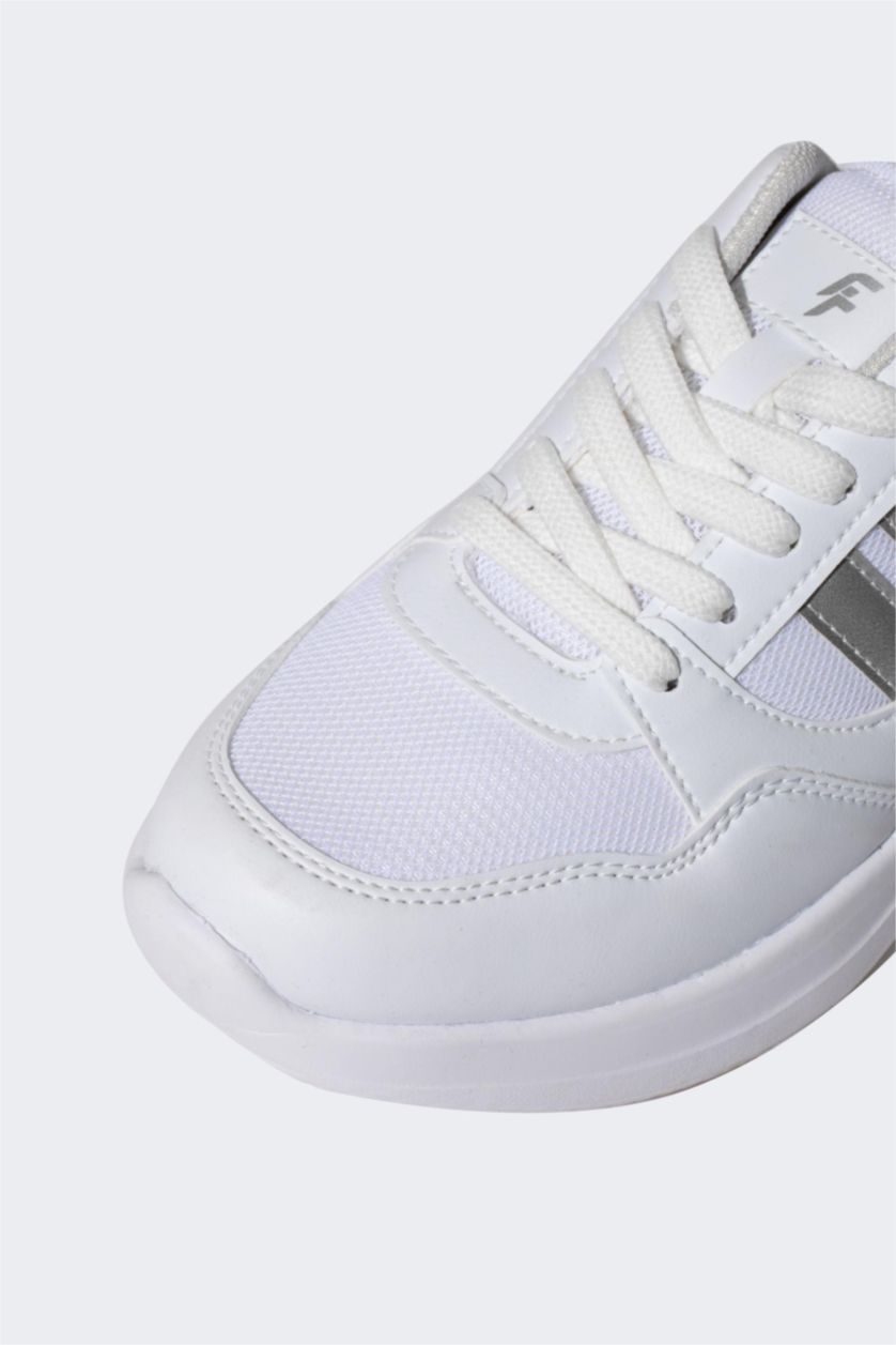 حريمي أبيض (000) حذاء رياضي حريمي جلد صناعي برباط