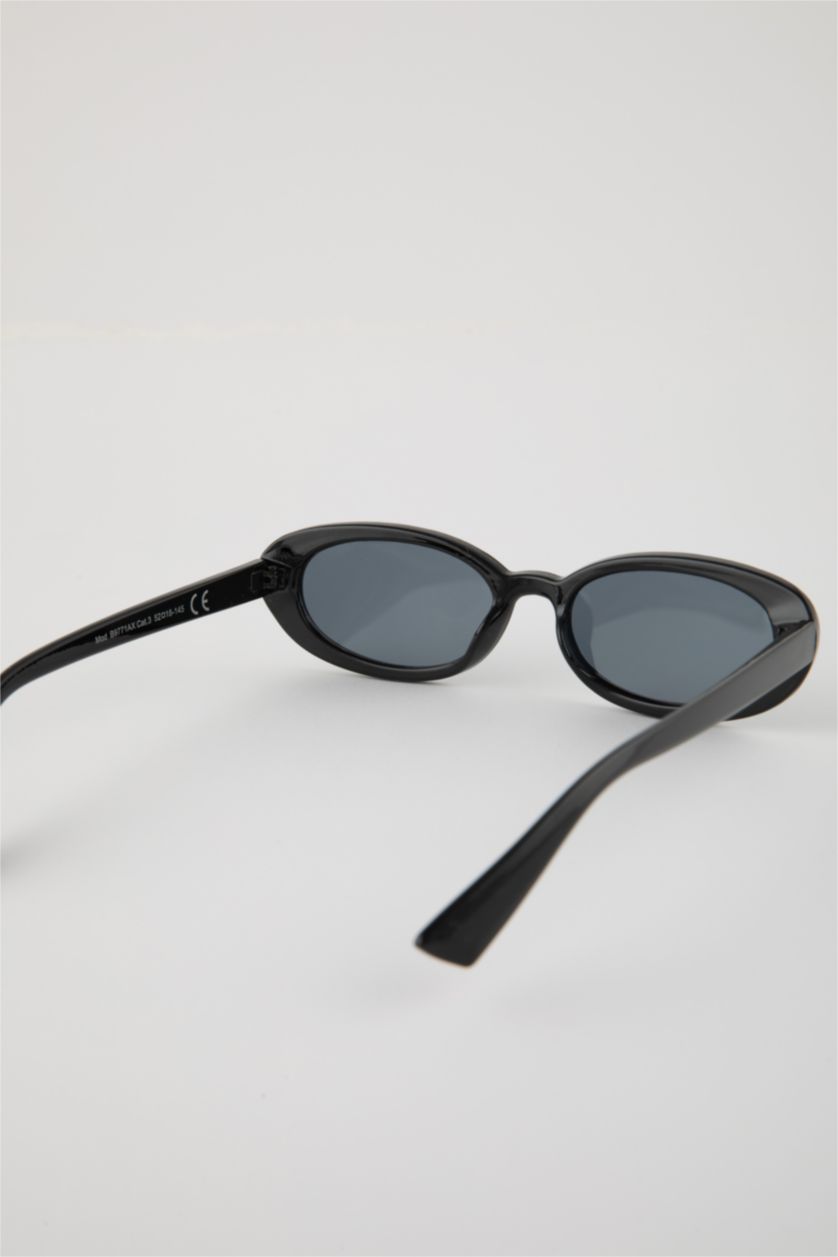Woman Black Woman Oval Plastic Sunglasses