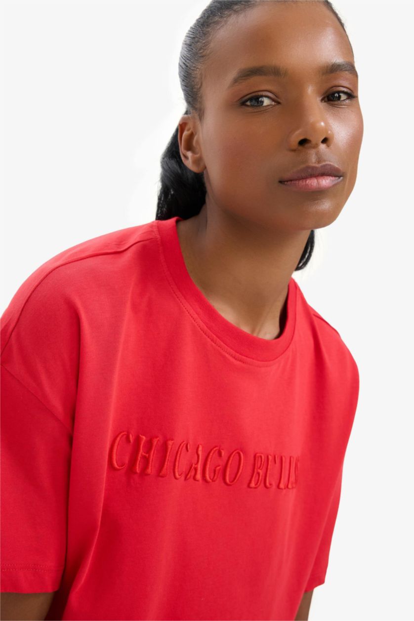 حريمي أحمر تيشيرت نص كم اوفر سايز مطرز من NBA Chicago Bulls