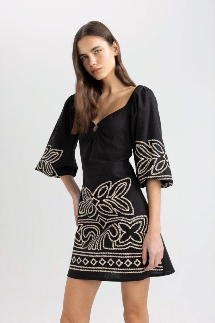Kadın Siyah A Kesim Kalp Yaka Etnik Desenli Yarım Kol Mini Elbise