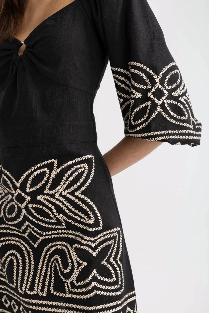 Kadın Siyah A Kesim Kalp Yaka Etnik Desenli Yarım Kol Mini Elbise