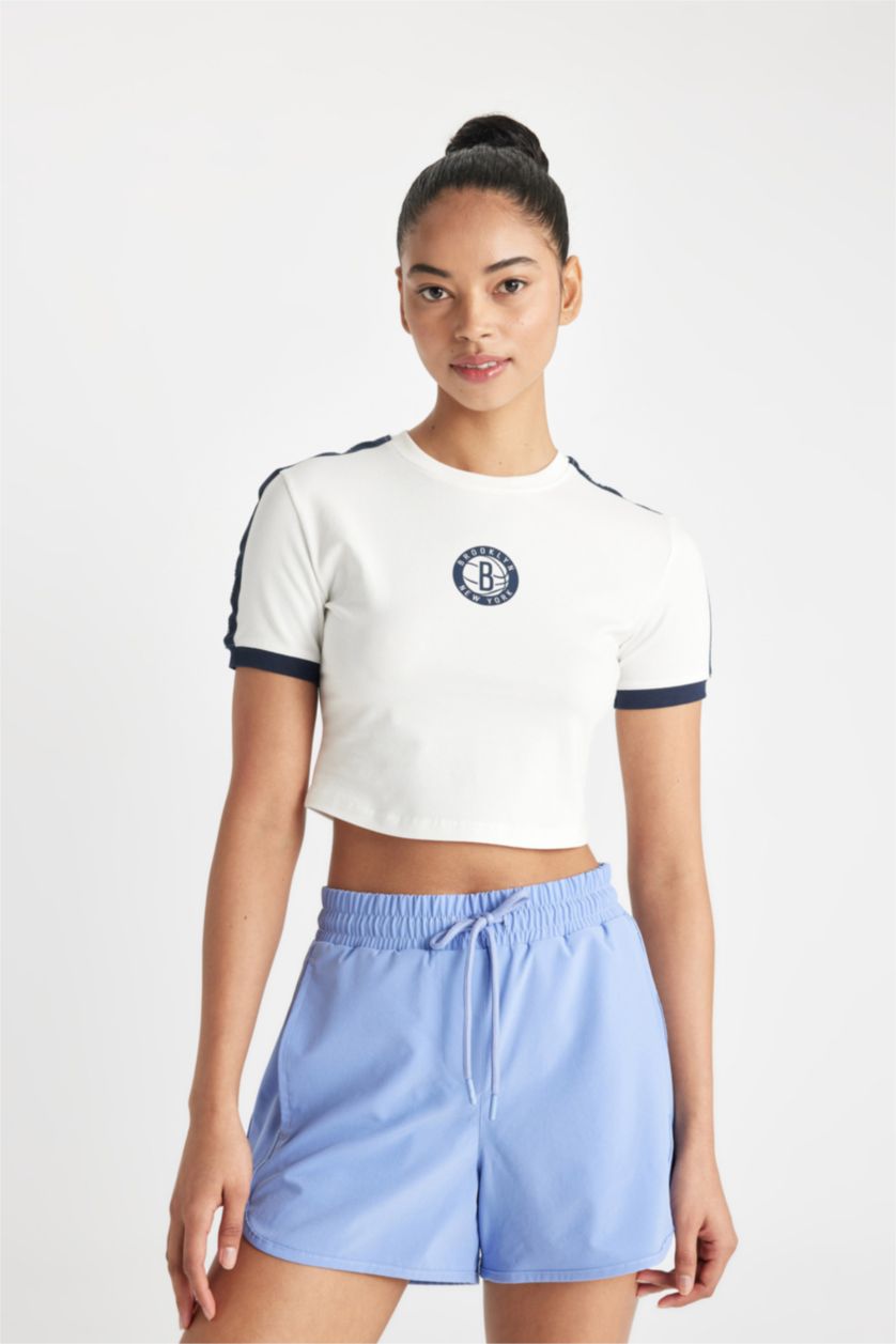 Kadın Ekru NBA Brooklyn Nets Cropped Fıt Bisiklet Yaka Kısa Kollu Tişört