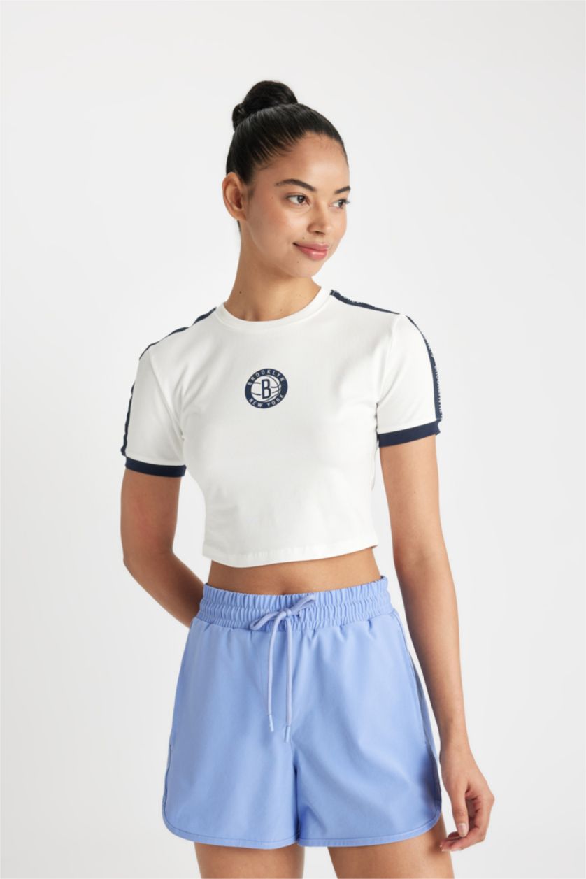Kadın Ekru NBA Brooklyn Nets Cropped Fıt Bisiklet Yaka Kısa Kollu Tişört