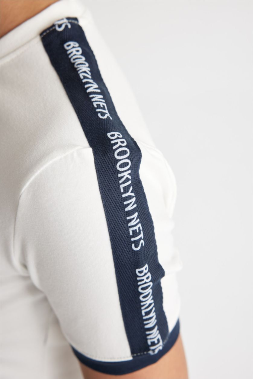 Kadın Ekru NBA Brooklyn Nets Cropped Fıt Bisiklet Yaka Kısa Kollu Tişört