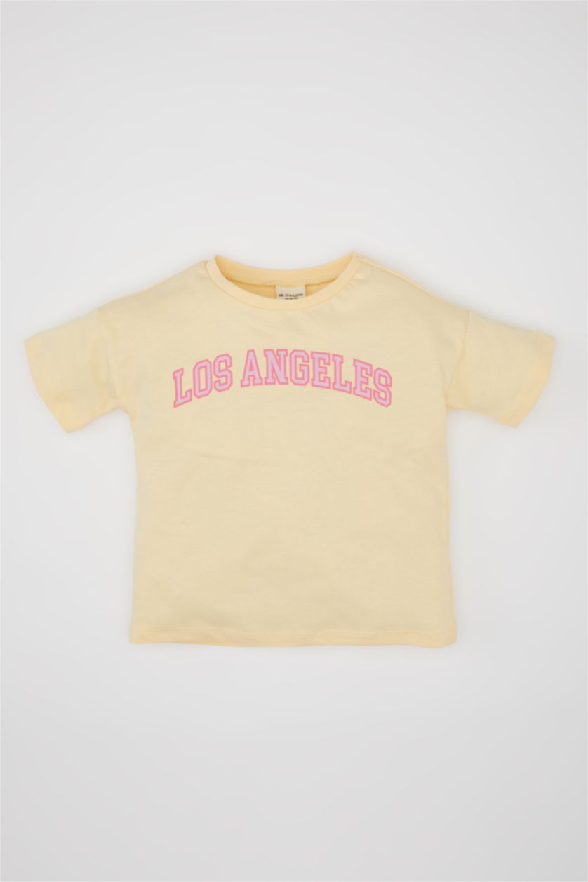 طفلة صغيرة بيج تيشيرت نص كم قصة عادية