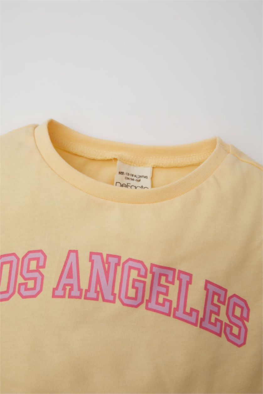 طفلة صغيرة بيج تيشيرت نص كم قصة عادية