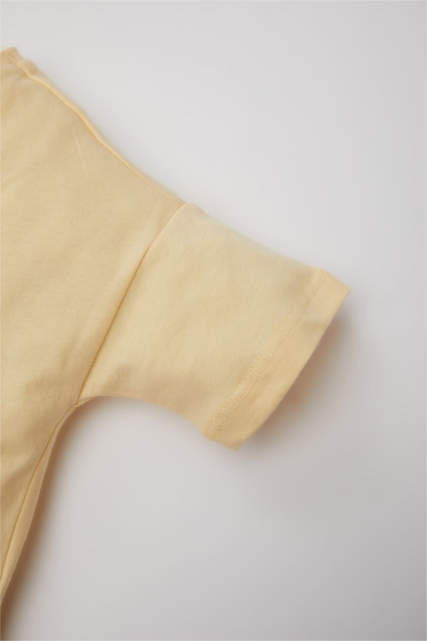 طفلة صغيرة بيج تيشيرت نص كم قصة عادية