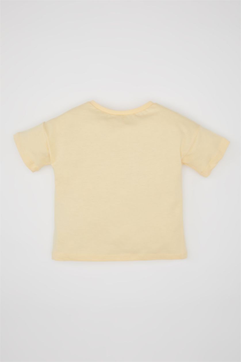 طفلة صغيرة بيج تيشيرت نص كم قصة عادية