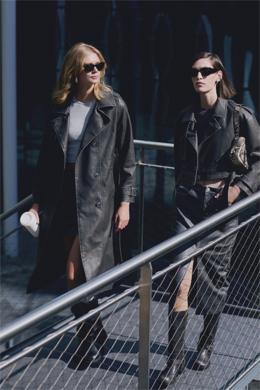 Kadın Açık Haki Su Geçirmez Regular Kalıp Kemerli Cepli Eskitme Suni Deri Uzun Trençkot