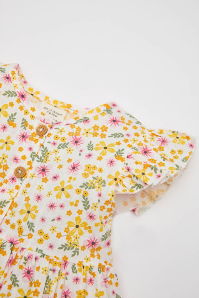 طفلة صغيرة بيج فاتح فستان بناتي ذو مظهر كتاني قصة عادية نص كم