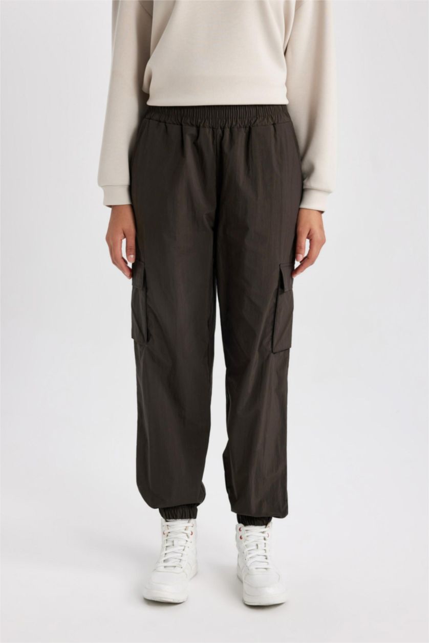 Kadın Koyu Kahve Standart Fit Basic Düz Sporcu Paraşüt Pantolon