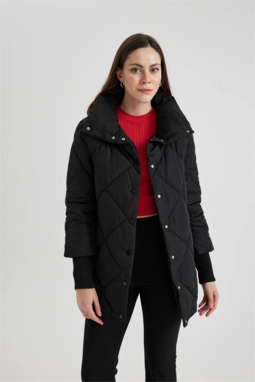 Woman Black Waterproof Puffer Jacket