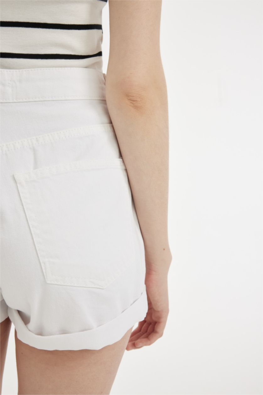 نساء أبيض (000) شورت موم فيت بخصر عالي وحافة مطوية