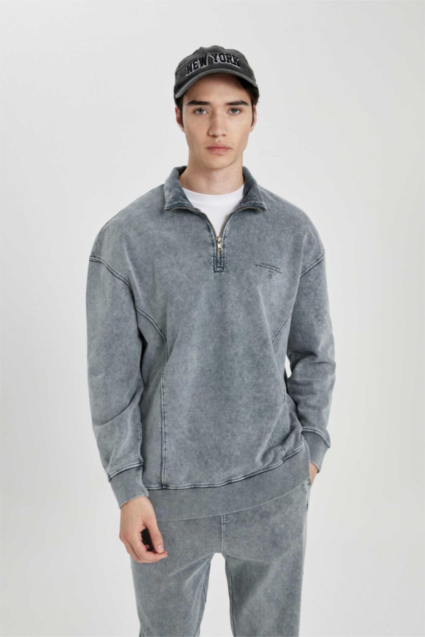 MAN Grey Comfort Fit Stand-up Collar Printed Sweatshirt