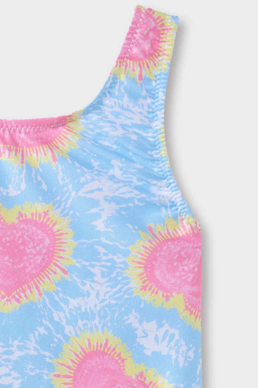 طفلة صغيرة بيج فاتح مايوه بيبي بناتي بطبعة قلب