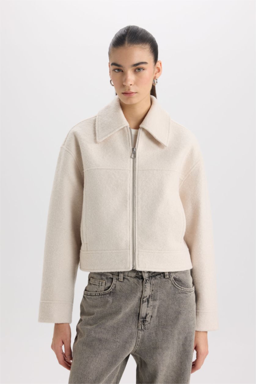 Kadın Ekru Su Geçirmez Regular Fit Polo Yaka Fermuarlı Cepli Kısa Kaşe Ceket