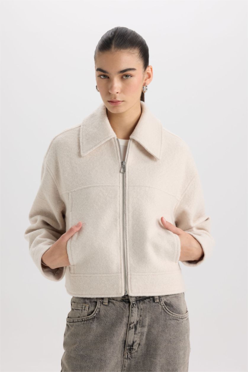 Kadın Ekru Su Geçirmez Regular Fit Polo Yaka Fermuarlı Cepli Kısa Kaşe Ceket