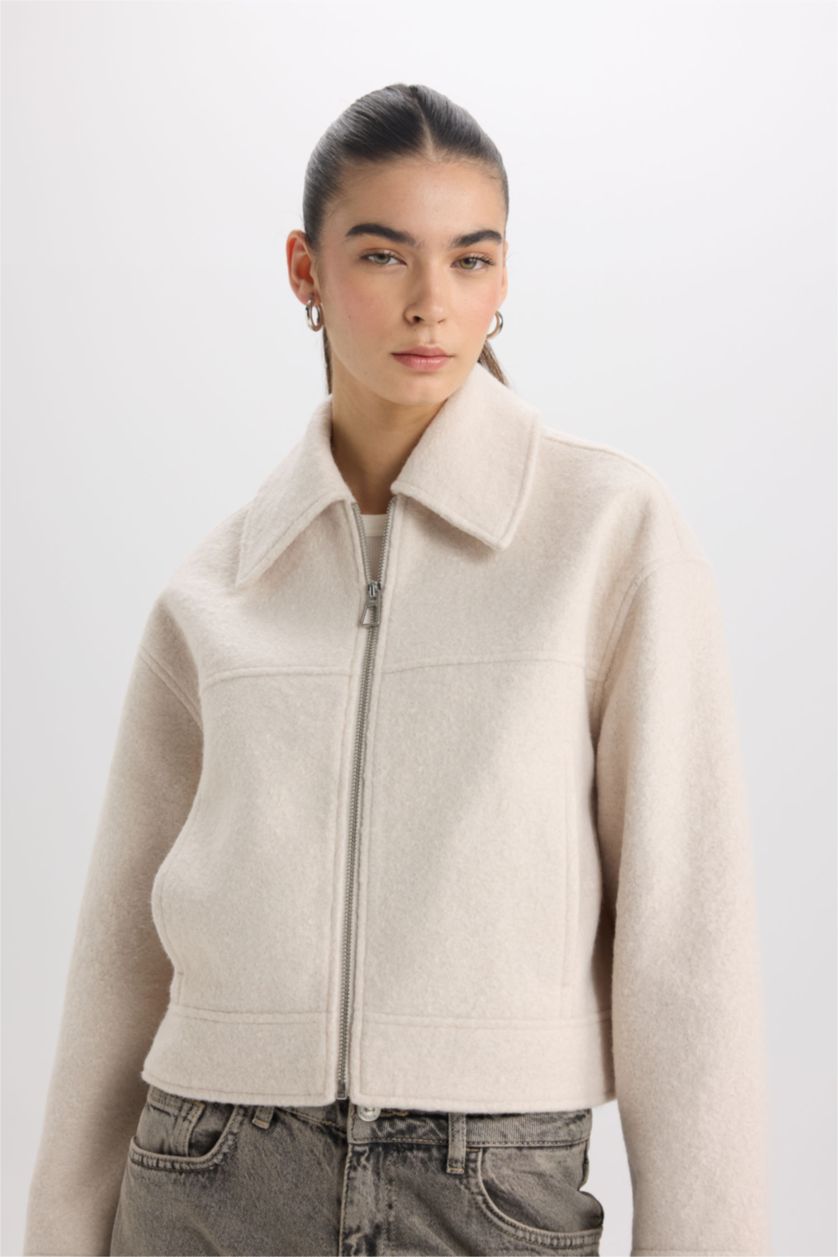 Kadın Ekru Su Geçirmez Regular Fit Polo Yaka Fermuarlı Cepli Kısa Kaşe Ceket