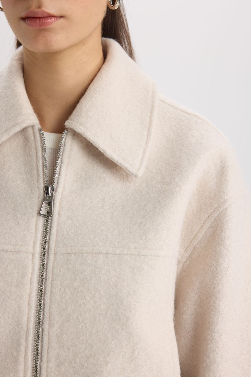 Kadın Ekru Su Geçirmez Regular Fit Polo Yaka Fermuarlı Cepli Kısa Kaşe Ceket