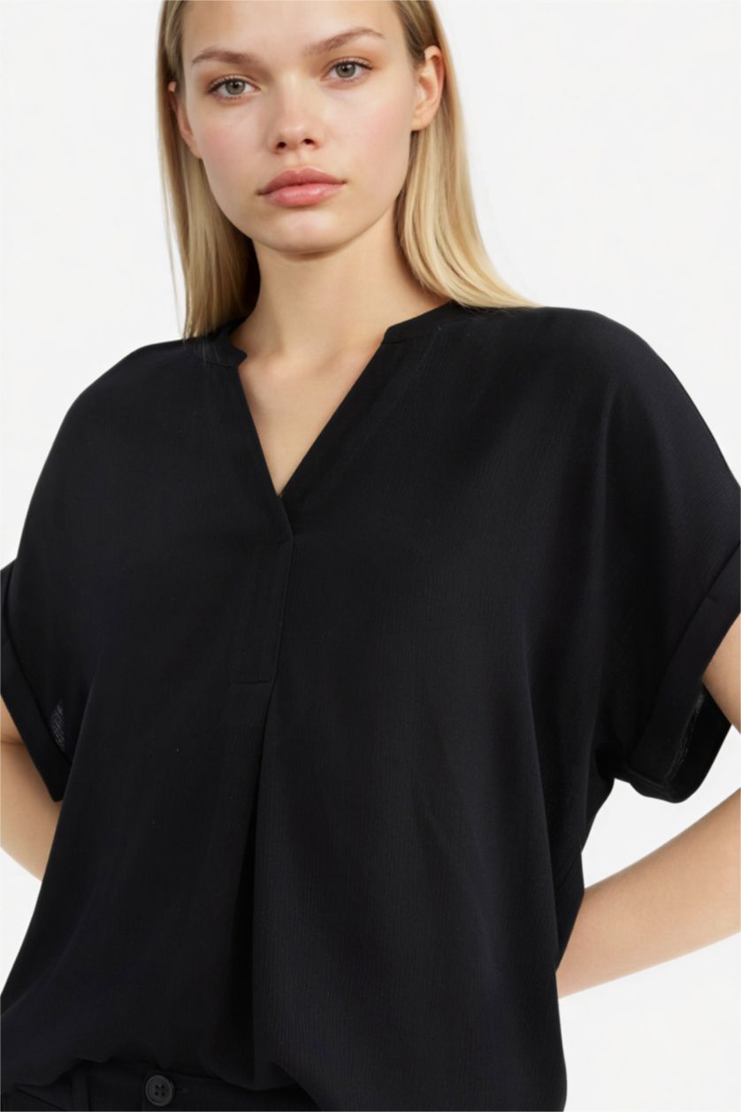 Kadın Siyah Regular Fit Apaş Yaka Basic Düz Krinkıl Kumaş Kısa Kollu Bluz