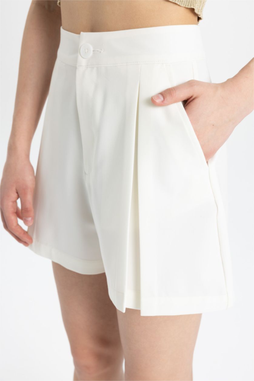 حريمي بيج فاتح شورت قصة عادية بخصر عالي