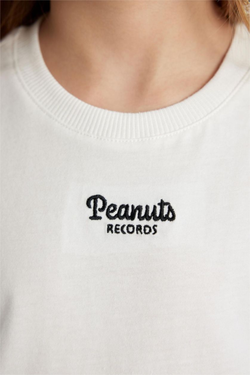 بنات بيج فاتح تيشيرت نص كم اوفر سايز بطبعة سنوبي