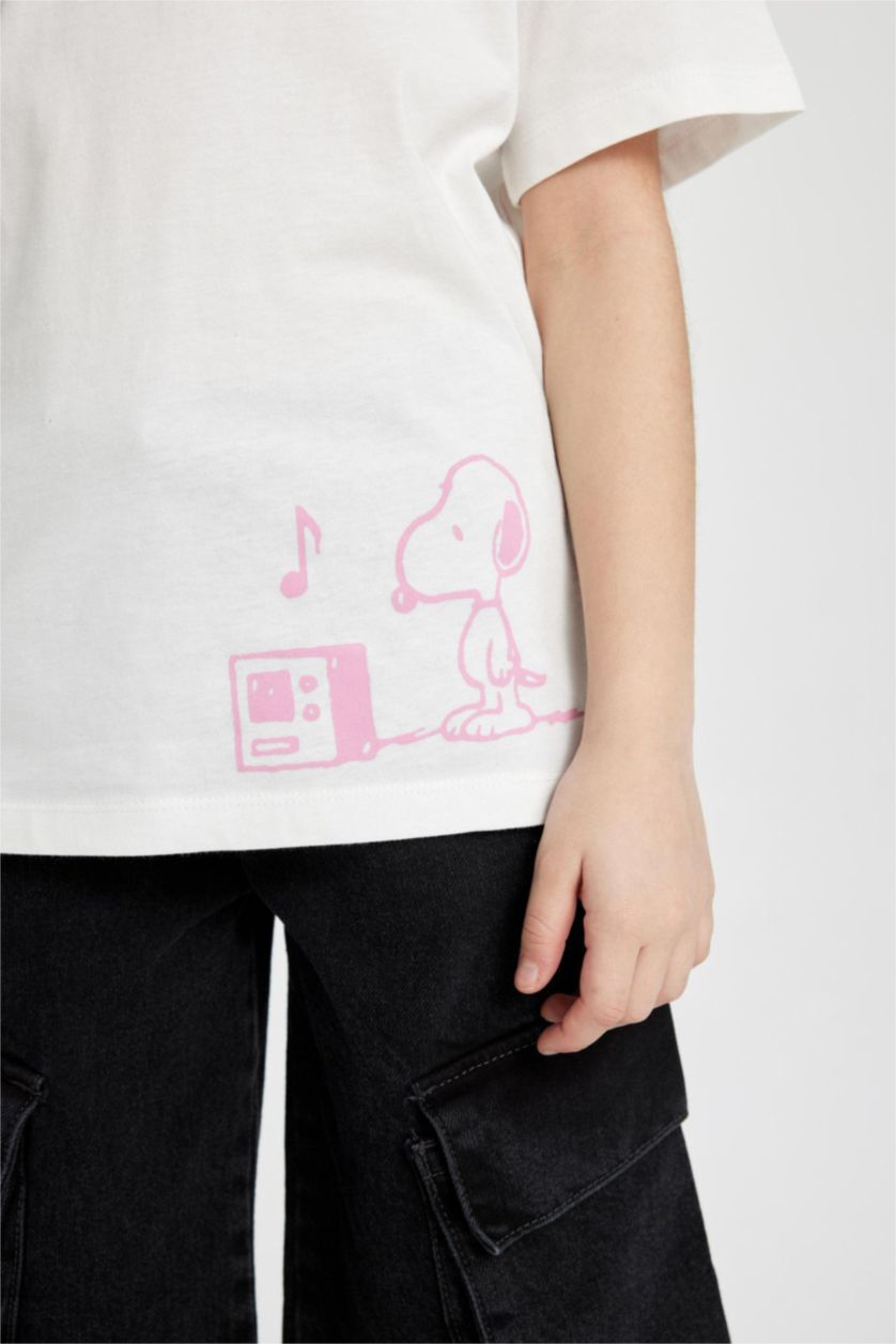 بنات بيج فاتح تيشيرت نص كم اوفر سايز بطبعة سنوبي