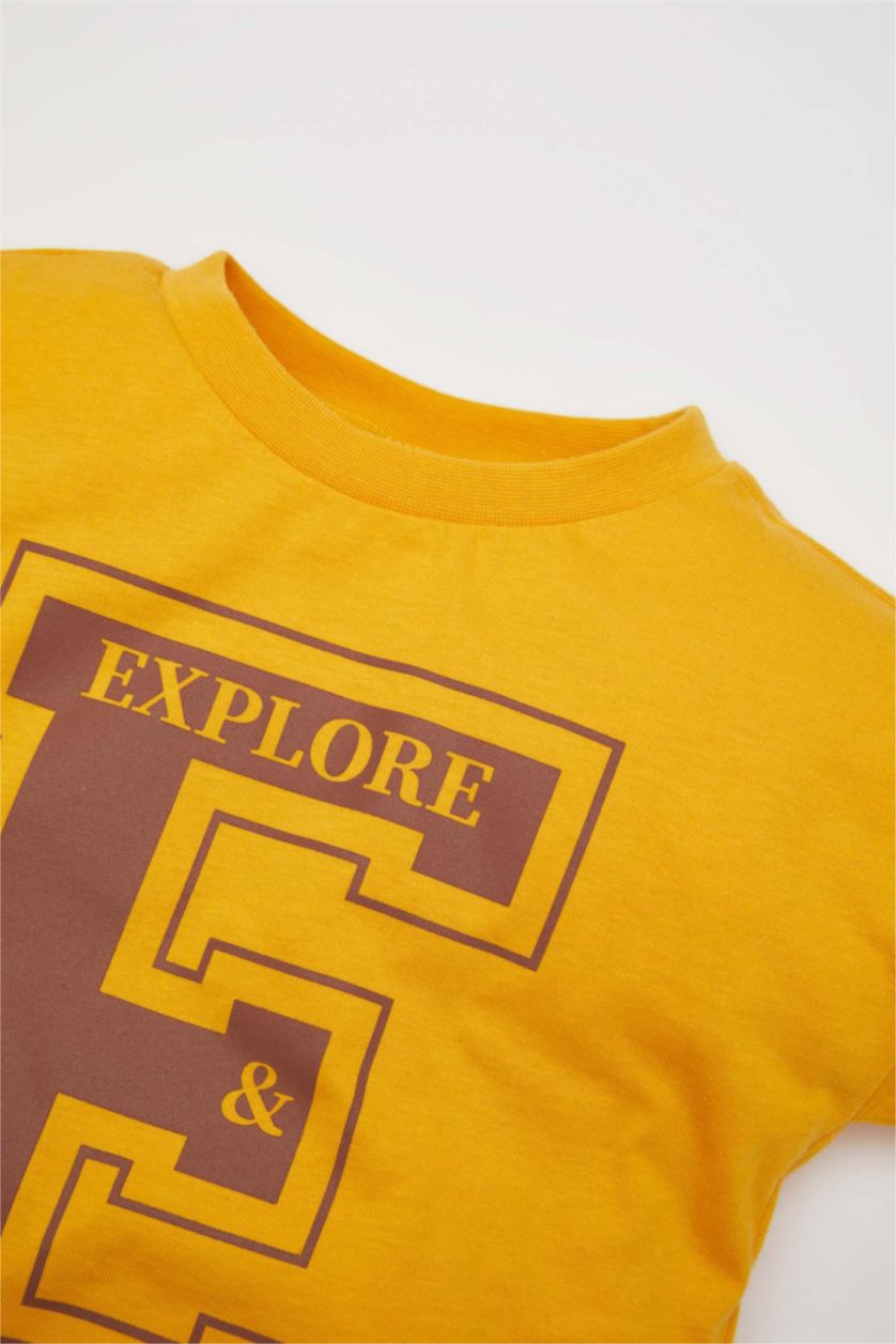 مولود ذكر أصفر تيشيرت ولادي نص كم بطبعة شعار قصة عادية