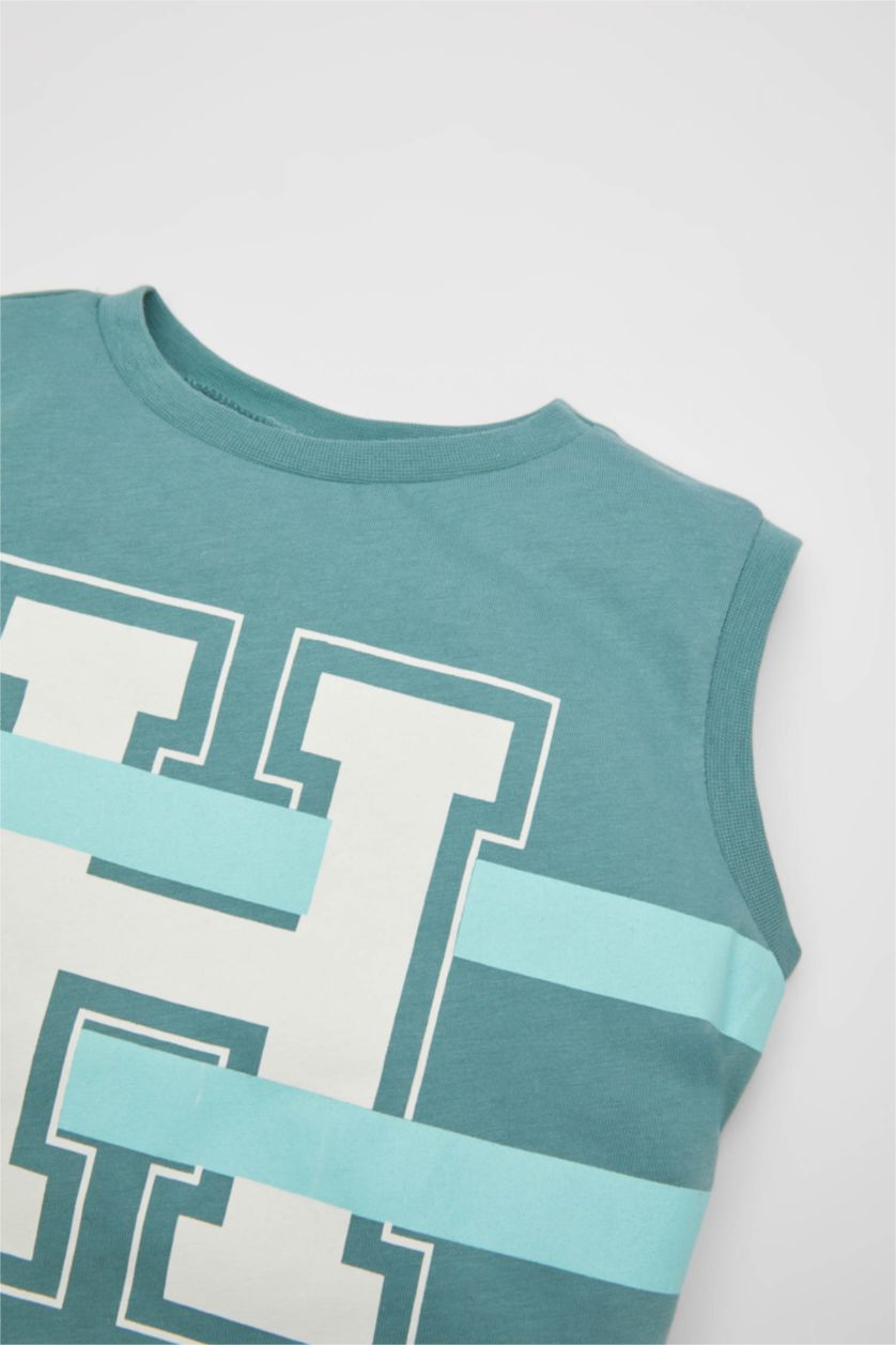 طفل صغير أخضر تيشيرت كت ولادي بطبعة شعار قصة عادية بدون ردن